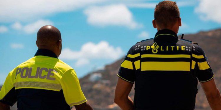 Sint Maarten : Deux officiers de police testés positifs au Covid-19