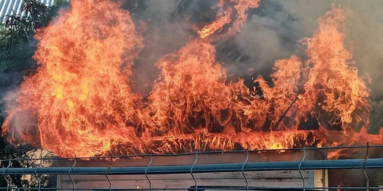 Important incendie à la Baie Nettlé : Un local prend feu dans une résidence