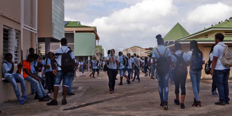 Collège Mont des Accord : La principale adjointe blessée par un jet de bouteille