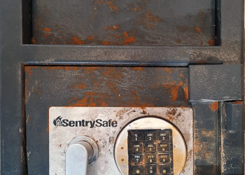 Un coffre-fort dans le lagon : La police recherche le propriétaire…