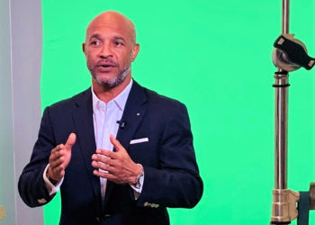 Palmarès annuel du journal Le Parisien : Le Président Gibbs félicite le corps enseignant