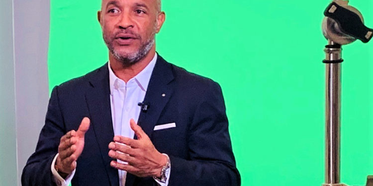 Palmarès annuel du journal Le Parisien : Le Président Gibbs félicite le corps enseignant