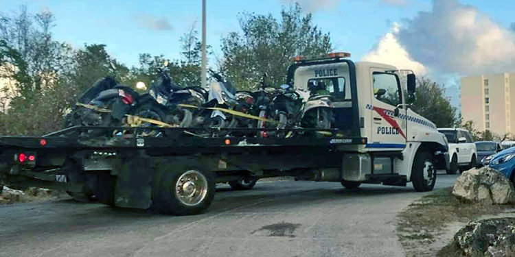 Sint Maarten : La police fait la chasse aux scooters