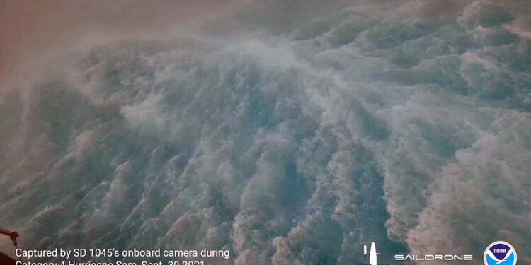 Première mondiale : Un drone océanique filme l’intérieur du cyclone Sam