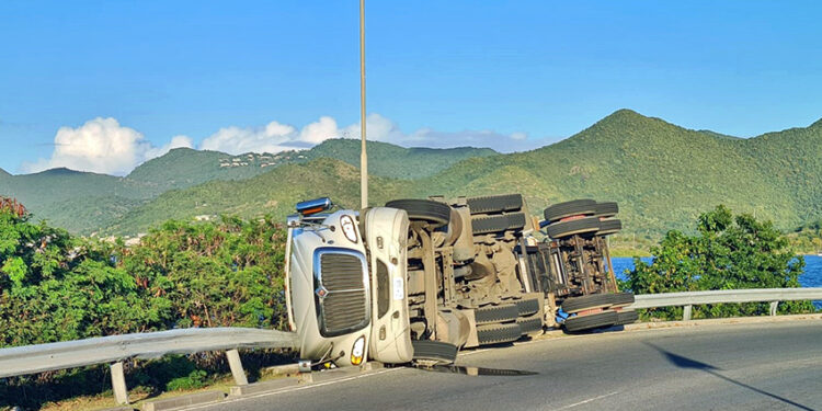 Accident de la circulation : Un camion se renverse près de l’aéroport Juliana