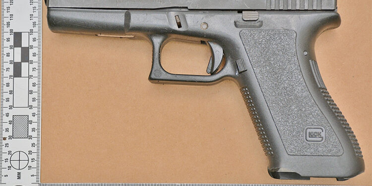 Perquisition domiciliaire : Une arme à feu et de faux documents saisis