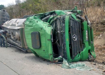 Accident de la route : Un camion-citerne se renverse sur le bas-côté
