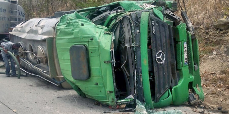 Accident de la route : Un camion-citerne se renverse sur le bas-côté