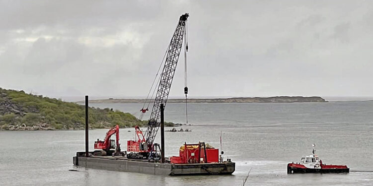Nettoyage de la marina Port La Royale : Le chantier vient de débuter