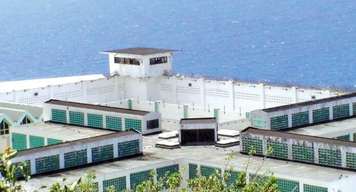Corruption à Sint Maarten  : Un gardien de prison condamné pour trafic de drogue