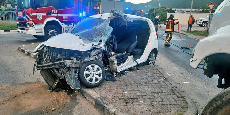 Collision frontale entre une voiture et un camion : Un blessé grave désincarcéré de la voiture