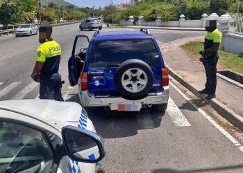 Contrôles sur les routes de Sint Maarten : La police résolue à faire respecter la loi