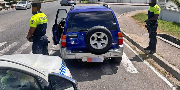 Contrôles sur les routes de Sint Maarten : La police résolue à faire respecter la loi