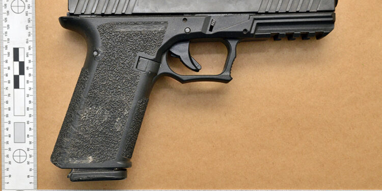 Course-poursuite en voiture : Un individu en possession d’une arme à feu interpellé